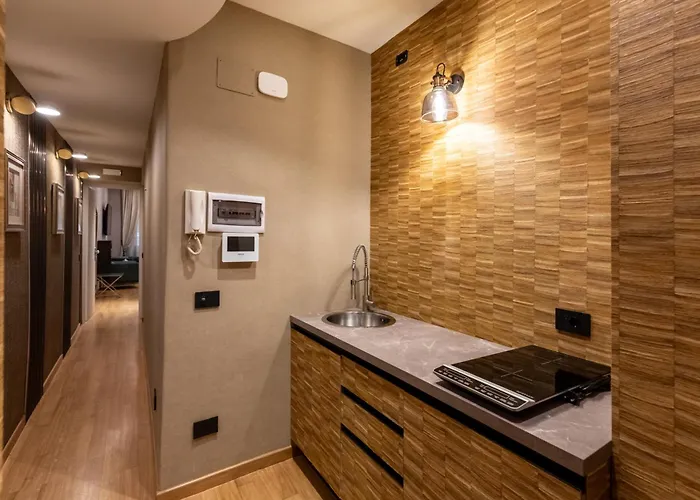 Helmirage Frattina 게스트하우스 4*