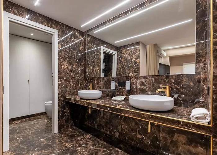 Helmirage Frattina 게스트하우스 4*